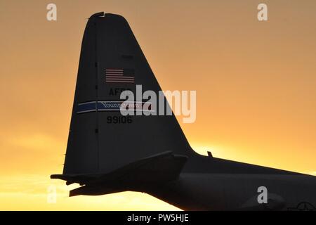 BASE COMUNE DI SAN ANTONIO, Texas - La coda flash di una appositamente modificato Air Force Reserve C-130 Hercules aeromobili, assegnato alla 910ma Airlift Wing basato a Youngstown aria stazione di riserva, Ohio, è chiaramente visibile come è accentato da sole di setting su Kelly Field allegato qui, Sett. 19, 2017. Il velivolo, la 910esima nave ammiraglia, è un backup a tre C-130s temporaneamente in base a Kelly Field per condurre una zanzara antenna di controllo applicazioni a spruzzo su aree del Texas orientale devastati dall' uragano Harvey. Dal momento che le operazioni ha iniziato questa missione speciale ha trattato più di 2.3 milioni di acri a Foto Stock