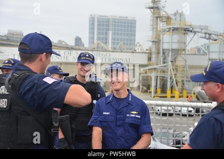 Adm. Paolo Zukunft incontra con i membri dell'equipaggio a bordo del guardacoste Stratton durante l'offload di 50, 550 libbre di cocaina ed eroina vale più di $679 mio dal Stratton a San Diego, Sett. 20, 2017. Adm. Zukunft ha espresso la sua gratitudine personale per l'equipaggio del successo il sequestro della merce di contrabbando illegale. Foto Stock