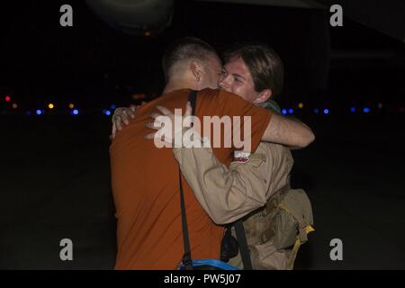 Il cap. Ashley Myers, un comandante con mezzo marino Tiltrotor Squadron (VMM) 268, soprannominato il "Rosso Draghi", abbracci a amavano uno dopo il completamento di una trans-Pacific volo da Australia, Marine Corps base Hawaii (MCBH), Sett. 19, 2017. Il "Rosso draghi" supportato la Australian Defence Force come l'aviazione elemento di combattimento per la Marina Air-Ground Task Force (MAGTF) con Marine forza rotazionale di Darwin (MRF-D), l'Australia. Questi sono i primi voli Trans-Pacific la MV-22 falchi pescatori hanno condotto dalle Hawaii in Australia. Questo movimento dimostra che la gamma unfueled della nostra MV-22s com Foto Stock