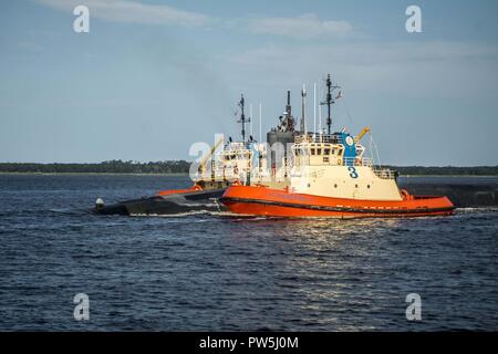 KINGS BAY, Ga. (Settembre 19, 2017) La Ohio-classe-balistico missile submarine USS Wyoming SSBN (742) ritorna alla Naval base sottomarina Kings Bay. Il Wyoming è stato commissionato in1996 ed è il terzo U.S. Nave della marina americana ad essere chiamato in onore del membro. Foto Stock