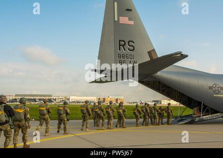 Operazioni speciali soldati assegnati al decimo delle forze speciali Gruppo (airborne), attendere per caricare un Air Force C-130 Hercules prima di un salto nei pressi di Stoccarda, Germania, Sett. 20th, 2017. Il salto dimostra° Battaglione della capacità di condurre operazioni aviotrasportate nel teatro europeo. Airborne inserimenti sono uno dei tanti infiltrazione piattaforme disponibili per le operazioni speciali quando si risponde a una crisi. Operazioni speciali i soldati devono passare almeno quattro volte l'anno per mantenere la competenza in operazioni aviotrasportate. Foto Stock