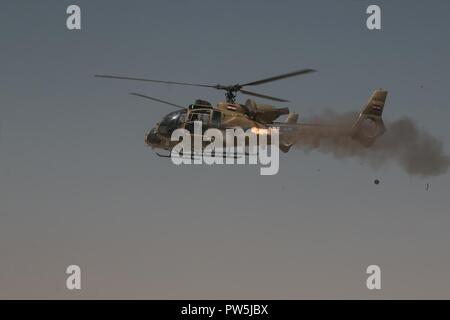 Una coppia egiziano di Mil Mi-8 Hip elicotteri missili di fuoco sul live-Incendio campo all'inizio del giunto culminante bracci combinata live-fire esercizio di esercitare la brillante stella 2017 a Mohamed Naguib Base Militare, Egitto, Sett. 20. "L'esercizio Stella luminosa è la possibilità per gli Stati Uniti e la Repubblica araba di Egitto per riaffermare il nostro impegno per ogni altro e alla stabilità regionale", ha detto il cap. Bryan Groves, comandante di Charlie Company, 2° Battaglione, 7° reggimento di cavalleria, 3° Brigata corazzate contro la squadra, 1° Divisione di cavalleria. Foto Stock