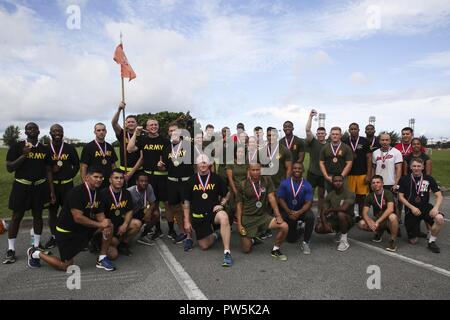 Il servizio degli Stati Uniti hanno partecipato alla cerimonia inaugurale #BeThereOkinawa Servizio Congiunto guerriero sfida come una parte di prevenzione del suicidio al mese a Kadena Air Base, Okinawa, in Giappone, Sett. 22, 2017. Marines, soldati, marinai e aviatori hanno gareggiato in team in problematiche fisiche e psichiche durante il soddisfare, imparando a conoscere la prevenzione dei suicidi e salute mentale per militari e i veterani. Foto Stock