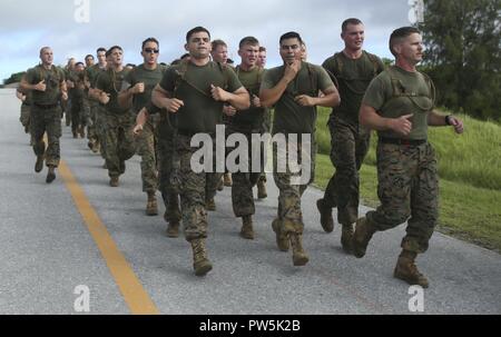 Marines con Acquisizione bersaglio plotone, XII Reggimento Marine, prendere parte a un Poa/MIA 5k memorial eseguire presso il Camp Hansen, Okinawa, in Giappone, Sett. 22, 2017. La corsa si è svolta in ricordo di elementi di servizio che sono stati o sono tuttora prigionieri di guerra o mancante in azione. Foto Stock