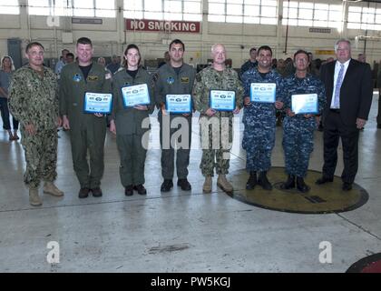 A - Superficie navale Warfare Center Panama City (divisione PCD NSWC) marinai di aviazione ricevere certificati di apprezzamento per la loro selezione e la partecipazione nel 2017 Avanzata Tecnologia navale Esercizio, ANTX, Battlespace preparazione in un ambiente impugnata sett. 22, 2017. Da sinistra a destra: NSWC PCD Comandante Capt. Aaron Peters, Lt. Elizabeth Janca, Naval Air Crewman Prima Classe Sottufficiali Greenmaki Harrison, Senior Chief Mineman Bryan Littrell, specialista della logistica di prima classe Petty Officer Michael Semler, specialista della logistica di prima classe Petty Officer Roberto Lagos, stufato ed Foto Stock