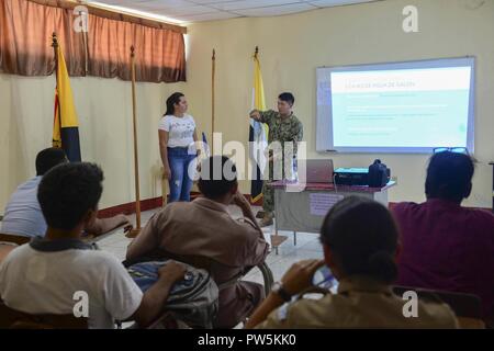 PUERTO BARRIOS, Guatemala (sett. 21, 2017) Ospedale Corpsman 2a classe Yang Yang, assegnato a Navy ambientale Medicina Preventiva unità 5, dà un bordo lezione di igiene per il Guatemala prestatori di servizi medici a Commando Naval del Caribe un guatemalteco base navale, durante il partenariato del Sud Stazione 17. SPS 17 è un U.S. Distribuzione di marina eseguito dalla U.S. Forze Navali Comando meridionale/STATI UNITI 4a flotta, focalizzato sull'esperto in materia di scambi con i partner nazione le forze armate e delle forze di sicurezza in America Centrale e America del Sud. Foto Stock