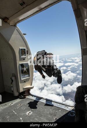 Un membro dell'U.S. Dell'esercito Golden Knights parachute team salta da un C-31A Troopship durante il 2017 Marine Corps Air Station Miramar Air Show a MCAS Miramar, California, Sett. 22. Il tema scelto per la air show è "un omaggio ai veterani del Vietnam" e dispone di numerosi spettacoli e visualizza riconoscendo i sacrifici dei veterani del Vietnam. "Il 2017 MCAS Miramar Air Show dà al pubblico e di servizio attuali membri l'opportunità di ringraziarvi per i veterani della guerra del Vietnam," ha detto Col. Jason Woodworth, comandante della MCAS Miramar. "Il nostro obiettivo è quello di ricordare ai veterani che il paese ca Foto Stock