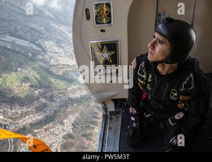 Un membro dell'U.S. Esercito Golden Knights parachute team osserva l'altitudine come un C-31A Troopship vola sopra la folla al 2017 Marine Corps Air Station Miramar Air Show a MCAS Miramar, California, Sett. 22. Il tema scelto per la air show è "un omaggio ai veterani del Vietnam" e dispone di numerosi spettacoli e visualizza riconoscendo i sacrifici dei veterani del Vietnam. "Il 2017 MCAS Miramar Air Show dà al pubblico e di servizio attuali membri l'opportunità di ringraziarvi per i veterani della guerra del Vietnam," ha detto Col. Jason Woodworth, comandante della MCAS Miramar. "Il nostro obiettivo è quello di ricordare il v Foto Stock