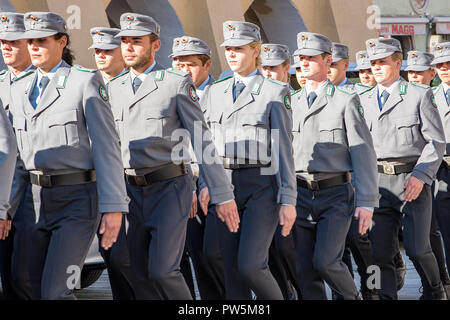 Neuoetting,Germania-12 Ott 2018. Nuove reclute in montagna divisione di fanteria della Bundeswehr marzo prima della prestazione di giuramento cerimonia.Credito : Jesus Fernandez credito: come/Alamy Live News Foto Stock