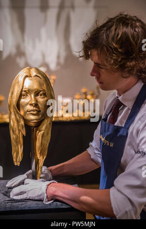 Londra, Regno Unito. 12 ott 2018. Un busto di Kate Moss in solido a 18 carati da Marc Quinn, est £300-400.000 - Midas touch, un anteprima di una futura vendita dedicato interamente all'oro, da Sotheby's New Bond Street, Londra.. Credito: Guy Bell/Alamy Live News Foto Stock