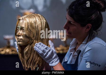 Londra, Regno Unito. 12 ott 2018. Un busto di Kate Moss in solido a 18 carati da Marc Quinn, est £300-400.000 - Midas touch, un anteprima di una futura vendita dedicato interamente all'oro, da Sotheby's New Bond Street, Londra.. Credito: Guy Bell/Alamy Live News Foto Stock