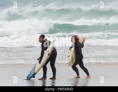 Newquay, Cornwall. 12 ott 2018. Meteo NEL REGNO UNITO, British Università e Collegi organizzazione sportiva rimandare il primo giorno del Regno Unito il più grande concorso di surf come alla tempesta Callum condizioni a Fistral Beach. Fistral Bay.12 Settembre, 2018 Robert Taylor/Alamy Live News. Newquay, Cornwall, Regno Unito. Credito: Robert Taylor/Alamy Live News Foto Stock