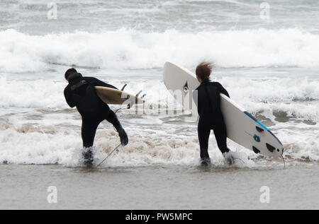 Newquay, Cornwall. 12 ott 2018. Meteo NEL REGNO UNITO, British Università e Collegi organizzazione sportiva rimandare il primo giorno del Regno Unito il più grande concorso di surf come alla tempesta Callum condizioni a Fistral Beach. Fistral Bay.12 Settembre, 2018 Robert Taylor/Alamy Live News. Newquay, Cornwall, Regno Unito. Credito: Robert Taylor/Alamy Live News Foto Stock