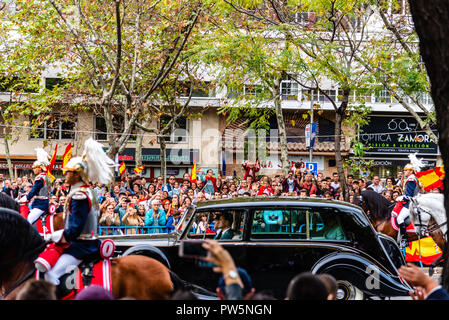 Madrid, Spagna - 12 Ottobre 2018: Re di Spagna Filippo VI e la Regina Letizia durante il nazionale spagnolo esercito giorno Parade. Parecchie truppe prendere parte alla parata militare per la Spagna della Giornata Nazionale. Il re Felipe VI, Regina Letizia e il Primo Ministro spagnolo Pedro Sanchez ha presieduto la parata. Juan Jimenez/Alamy Live News Foto Stock