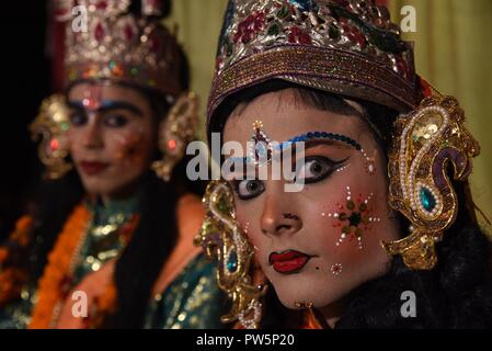 Ottobre 12, 2018 - Allahabad, Uttar Pradesh, India - Allahabad: un artista vestito come Godess Seeta prendere parte nella Ram Barat processione durante il festival di Navratri celebrazione in Allahabad su 12-10-2018. (Credito Immagine: © Prabhat Kumar Verma/ZUMA filo) Foto Stock