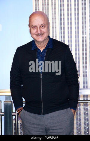 New York, NY, STATI UNITI D'AMERICA. Xii oct, 2018. New Amsterdam's Anupam Kher visiti l'Empire State Building a New York City il Venerdì, 12 ottobre 2018. Credito: Diego Corredor/media/punzone Alamy Live News Foto Stock