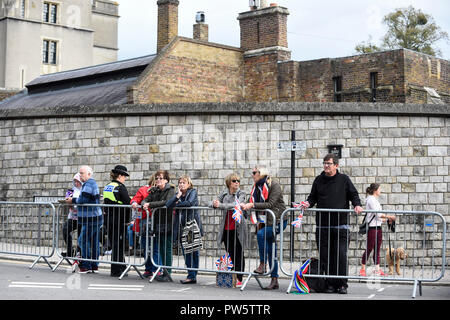 Windsor, Regno Unito. Il 12 ottobre 2018. La folla si riuniscono in Windsor per il royal wedding della Principessa Eugenie e Jack Brooksbank. La principessa Eugenie, 28, una figlia della regina è il terzo figlio del Principe Andrea e la sua ex moglie Sarah Ferguson, sposato Jack Brooksbank, un 32-anno-vecchio Esecutivo bevande, nel Castello di Windsor prima di prendere parte a un breve trasporto processione attraverso la città di Windsor. Questa è la seconda royal wedding a Windsor, nel 2018, il principe Harry sposato Meghan Markle in maggio. Credito: Stephen Chung / Alamy Live News Foto Stock