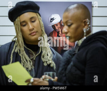 Lewisham, a sud-est di Londra, UK, 12 ott 2018. Visitatori guardare uno dei nuovi ritratti da Des Willie. "Ieri e Oggi" si apre con una visualizzazione privata. Il Landmark exhibition celebra i giovani nella zona di Lewisham, con foto della leggendaria serie 1977 'lovers rock" di John Goto, e le nuove foto di Lewisham's oggi i giovani dal fotografo Des Willie. Ottobre è anche storia nero il mese e la mostra in parte i riferimenti a tale. Credito: Imageplotter News e sport/Alamy Live News Foto Stock