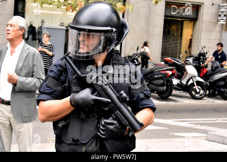 Barcelona, Barcelona, Spagna. Xii oct, 2018. Riot police officer visto in guardia durante la protesta.anti-fascisti protesta contro la Spanishism a Barcellona durante la celebrazione della Giornata Ispanica. Credito: Ramon Costa/SOPA Immagini/ZUMA filo/Alamy Live News Foto Stock