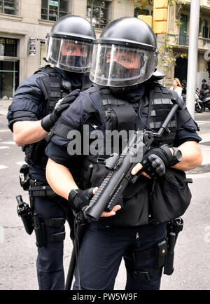 Barcelona, Barcelona, Spagna. Xii oct, 2018. Gli agenti della polizia sono visti in guardia durante la protesta.anti-fascisti protesta contro la Spanishism a Barcellona durante la celebrazione della Giornata Ispanica. Credito: Ramon Costa/SOPA Immagini/ZUMA filo/Alamy Live News Foto Stock