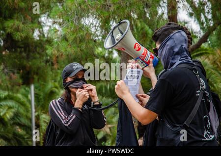 Barcellona, in Catalogna, Spagna. Xii oct, 2018. Il portavoce del movimento antifascista è visto la lettura del comunicato stampa su un mega telefono durante la protesta.centinaia di persone hanno manifestato nel centro di Barcellona sotto il motto antifascismo che era in tutti la cosa. Credito: Paco Freire SOPA/images/ZUMA filo/Alamy Live News Foto Stock