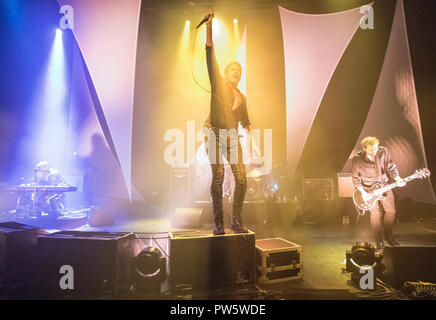 Londra, Regno Unito. Xii Ottobre, 2018. In pelle scamosciata esecuzione dal vivo sul palco a Eventim Hammersmith Apollo di Londra. Foto Data: Venerdì, 12 ottobre 2018. Credito: Roger Garfield/Alamy Live News Foto Stock