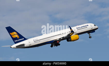 Richmond, British Columbia, Canada. Xix Sep, 2018. Un Icelandair Boeing 757-200 (TF-FIS) a corridoio unico corpo stretto aereo jet in volo dopo il decollo. Credito: Bayne Stanley/ZUMA filo/Alamy Live News Foto Stock