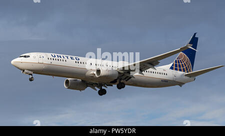 Richmond, British Columbia, Canada. 2 Sep, 2018. Un United Airlines Boeing 737-924ER (N69838) corpo stretto a corridoio unico aereo jet in volo su breve avvicinamento finale per l'atterraggio. Credito: Bayne Stanley/ZUMA filo/Alamy Live News Foto Stock