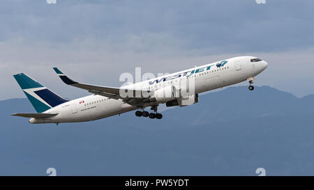 Richmond, British Columbia, Canada. 2 Sep, 2018. Un WestJet Airlines Boeing 767-300ER (C-FOGJ) wide-body jet aereo di linea in volo dopo il decollo. Credito: Bayne Stanley/ZUMA filo/Alamy Live News Foto Stock