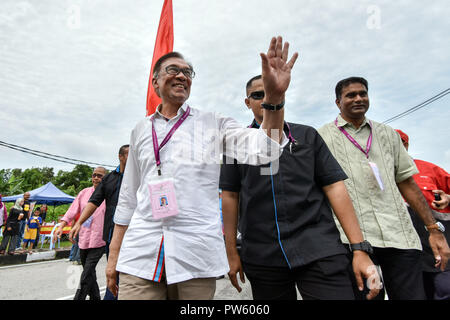 (181013) -- Port Dickson, Ottobre 13, 2018 (Xinhua) -- Malaysia dell ex vice primo ministro Anwar Ibrahim (L) onde per gli elettori in corrispondenza di una stazione di polling durante il parlamentare di elezione in Port Dickson, Malaysia, 13 ottobre, 2018. La Malaysia ha ex vice primo ministro Anwar Ibrahim è previsto per essere votato torna al Parlamento europeo a seguito di elezione di sabato. Gli elettori in Port Dickson, una città costiera e una attrazione turistica, sono attesi per eleggere il 71-anno-vecchio Anwar come membro della Camera Bassa del parlamento, complemento alla sentenza Pakatan Harapan sorprendente vittoria nel maggio generale Foto Stock