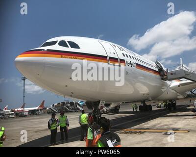 13 ottobre 2018, Indonesia, Nusa Dua: Il governo aereo, la Airbus "Konrad Adenauer', parcheggiato all'aeroporto di Nusa Dua. Il finanziamento federale Ministro Scholz ha dovuto riprogrammare il suo viaggio di ritorno a Bali dal FMI incontro a causa della rottura di un piano di governo. La Airbus "Konrad Adenauer" è stata vittima di roditori che apparentemente aveva picchiato attraverso cavi elettrici in Indonesia, come annunciato dalla delegazione cerchi di sabato a margine della riunione annuale del Fondo monetario internazionale (FMI). Foto: Georg Ismar/dpa Foto Stock