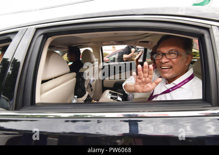 (181013) -- Port Dickson, Ottobre 13, 2018 (Xinhua) -- Malaysia dell ex vice primo ministro Anwar Ibrahim onde agli elettori come egli lascia una stazione di polling durante il parlamentare di elezione in Port Dickson, Malaysia, 13 ottobre, 2018. La Malaysia ha ex vice primo ministro Anwar Ibrahim è previsto per essere votato torna al Parlamento europeo a seguito di elezione di sabato. Gli elettori in Port Dickson, una città costiera e una attrazione turistica, sono attesi per eleggere il 71-anno-vecchio Anwar come membro della Camera Bassa del parlamento, complemento alla sentenza Pakatan Harapan sorprendente vittoria nel maggio ge Foto Stock