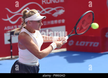 Hong Kong. Xiii oct, 2018. Dayana Yastremska dell'Ucraina colpisce un ritorno durante le donne singoli semifinale contro Zhang Shuai della Cina al 2018 Hong Kong Open di tennis a Hong Kong, 13 ottobre, 2018. Dayana Yastremska ha vinto 2-0. Credito: Lo Fai Ping/Xinhua/Alamy Live News Foto Stock