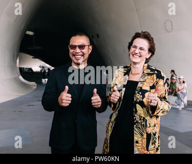 Kaohsiung, Taiwan. Xiii oct, 2018. Chien Wen-Ping (L), direttore artistico della nazionale di Centro di Arte e Cultura Weiwuying e Francine Houben, fondatore del responsabile studio di architettura Mecanoo architects nei Paesi Bassi, in piedi e di dare un pollice in su all'ingresso del mondo la più grande centro per le arti dello spettacolo sotto un unico tetto dopo la sua apertura nel sud del porto di Taiwan città di Kaohsiung. Il complesso ha una superficie coperta di 141.000 metri quadri - tanto quanto 20 campi da calcio. Credit: nazionale Kaohsiung Centro per le Arti/dpa/Alamy Live News Foto Stock