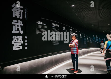 Kaohsiung, Taiwan. Xiii oct, 2018. Gli ospiti in piedi la più grande del mondo di centro per le arti dello spettacolo sotto un unico tetto dopo la sua apertura nel sud del porto di Taiwan città di Kaohsiung. Il complesso ha una superficie coperta di 141.000 metri quadri - tanto quanto 20 campi da calcio. Credit: nazionale Kaohsiung Centro per le Arti/dpa/Alamy Live News Foto Stock