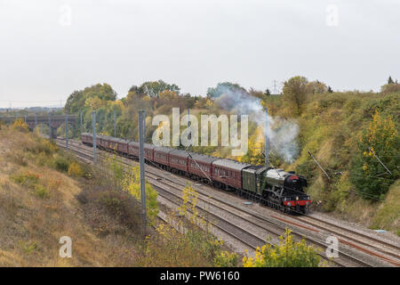 Essendine, Rutland, Regno Unito. 13 ottobre 2018. Flying Scotsman inizia la salita su Stoke banca sulla East Coast Main Line con il 'addio Alan Pegler' carta. Come Flying Scotsman risalito Stoke Bank, le ceneri di Alan Pegler, famosa per il salvataggio di Scotsman dal scrapyard, erano disseminate nel suo focolare. Foto Stock