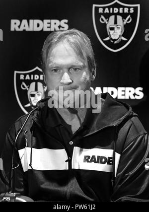 Head Coach Jon Gruden a Oakland Raiders conferenza stampa presso il London Hilton, Wembley, Regno Unito davanti a loro NFL UK International Series gioco vs Seattle Seahawks, lo Stadio di Wembley, Londra, UK, 12 ottobre 2018 Foto di Keith Mayhew Foto Stock