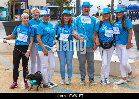 Bournemouth Dorset, Regno Unito. 13 ott 2018. Sostenitori prendere parte nella memoria a piedi a Bournemouth per ricordare i propri cari e per contribuire a raccogliere fondi per la ricerca contro la demenza di Alzheimer e. Walkers di fronte breezy blowy condizioni con un panno di avvio, ma il sole che esce più tardi - la passeggiata è stata ripianificata dal all'inizio dell'anno, a causa di cattive condizioni del tempo! Credito: Carolyn Jenkins/Alamy Live News Foto Stock