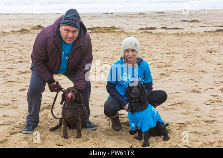 Bournemouth Dorset, Regno Unito. 13 ott 2018. Sostenitori prendere parte nella memoria a piedi a Bournemouth per ricordare i propri cari e per contribuire a raccogliere fondi per la ricerca contro la demenza di Alzheimer e. Walkers di fronte breezy blowy condizioni con un panno di avvio, ma il sole che esce più tardi - la passeggiata è stata ripianificata dal all'inizio dell'anno, a causa di cattive condizioni del tempo! Credito: Carolyn Jenkins/Alamy Live News Foto Stock