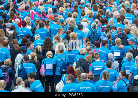 Bournemouth Dorset, Regno Unito. 13 ott 2018. Sostenitori prendere parte nella memoria a piedi a Bournemouth per ricordare i propri cari e per contribuire a raccogliere fondi per la ricerca contro la demenza di Alzheimer e. Walkers di fronte breezy blowy condizioni con un panno di avvio, ma il sole che esce più tardi - la passeggiata è stata ripianificata dal all'inizio dell'anno, a causa di cattive condizioni del tempo! Credito: Carolyn Jenkins/Alamy Live News Foto Stock