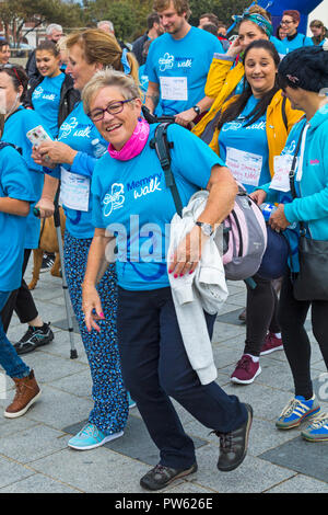 Bournemouth Dorset, Regno Unito. 13 ott 2018. Sostenitori prendere parte nella memoria a piedi a Bournemouth per ricordare i propri cari e per contribuire a raccogliere fondi per la ricerca contro la demenza di Alzheimer e. Walkers di fronte breezy blowy condizioni con un panno di avvio, ma il sole che esce più tardi - la passeggiata è stata ripianificata dal all'inizio dell'anno, a causa di cattive condizioni del tempo! Credito: Carolyn Jenkins/Alamy Live News Foto Stock