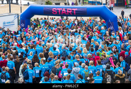 Bournemouth Dorset, Regno Unito. 13 ott 2018. Sostenitori prendere parte nella memoria a piedi a Bournemouth per ricordare i propri cari e per contribuire a raccogliere fondi per la ricerca contro la demenza di Alzheimer e. Walkers di fronte breezy blowy condizioni con un panno di avvio, ma il sole che esce più tardi - la passeggiata è stata ripianificata dal all'inizio dell'anno, a causa di cattive condizioni del tempo! Credito: Carolyn Jenkins/Alamy Live News Foto Stock