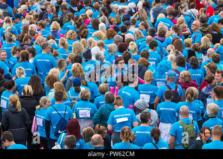 Bournemouth Dorset, Regno Unito. 13 ott 2018. Sostenitori prendere parte nella memoria a piedi a Bournemouth per ricordare i propri cari e per contribuire a raccogliere fondi per la ricerca contro la demenza di Alzheimer e. Walkers di fronte breezy blowy condizioni con un panno di avvio, ma il sole che esce più tardi - la passeggiata è stata ripianificata dal all'inizio dell'anno, a causa di cattive condizioni del tempo! Credito: Carolyn Jenkins/Alamy Live News Foto Stock