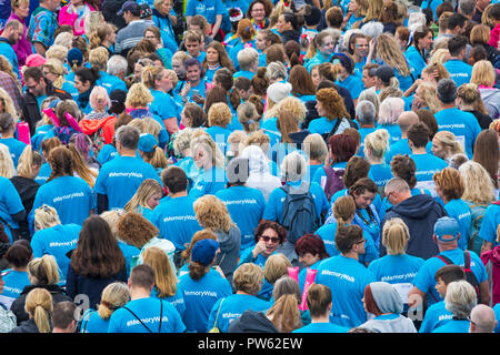 Bournemouth Dorset, Regno Unito. 13 ott 2018. Sostenitori prendere parte nella memoria a piedi a Bournemouth per ricordare i propri cari e per contribuire a raccogliere fondi per la ricerca contro la demenza di Alzheimer e. Walkers di fronte breezy blowy condizioni con un panno di avvio, ma il sole che esce più tardi - la passeggiata è stata ripianificata dal all'inizio dell'anno, a causa di cattive condizioni del tempo! Credito: Carolyn Jenkins/Alamy Live News Foto Stock