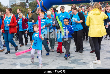 Bournemouth Dorset, Regno Unito. 13 ott 2018. Sostenitori prendere parte nella memoria a piedi a Bournemouth per ricordare i propri cari e per contribuire a raccogliere fondi per la ricerca contro la demenza di Alzheimer e. Walkers di fronte breezy blowy condizioni con un panno di avvio, ma il sole che esce più tardi - la passeggiata è stata ripianificata dal all'inizio dell'anno, a causa di cattive condizioni del tempo! Credito: Carolyn Jenkins/Alamy Live News Foto Stock