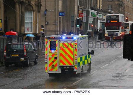 Edinburgh, Regno Unito. 13 ottobre, 2018. Regno Unito: Meteo Ambulance guida in heavy rain, il centro di Edimburgo. Credito: Craig Brown/Alamy Live News. Foto Stock