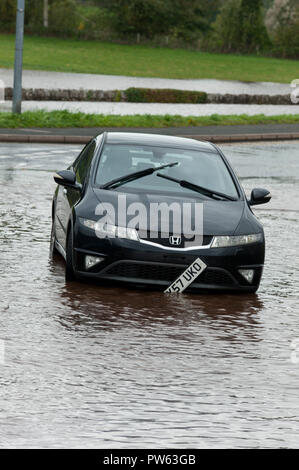 Llangattock, Powys, Wales, Regno Unito. 13 ottobre, 2018. Tempesta Callum continua a devastare il Galles del Sud come il fiume Usk burst si tratta di banche come un risultato del massiccio di pioggia torrenziale in Powys inondazioni molti riverside proprietà. © Graham M. Lawrence/Alamy Live News. Foto Stock