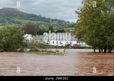 Llangattock, Powys, Wales, Regno Unito. 13 ottobre, 2018. Tempesta Callum continua a devastare il Galles del Sud come il fiume Usk burst si tratta di banche come un risultato del massiccio di pioggia torrenziale in Powys inondazioni molti riverside proprietà. © Graham M. Lawrence/Alamy Live News. Foto Stock