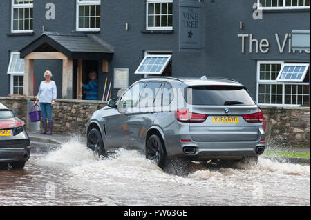 Llangattock, Powys, Wales, Regno Unito. 13 ottobre, 2018. Tempesta Callum continua a devastare il Galles del Sud come il fiume Usk burst si tratta di banche come un risultato del massiccio di pioggia torrenziale in Powys inondazioni molti riverside proprietà. © Graham M. Lawrence/Alamy Live News. Foto Stock