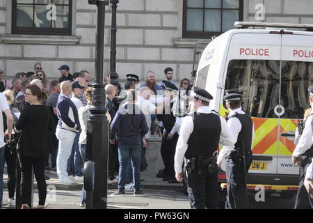 Londra, UK, 13 ottobre, 2018. Anti fascista opporsi a gruppi di estrema destra DFLA rally. Credito: Martin Kelly/Alamy Live News. Foto Stock